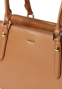 Τσάντα χειρός από δέρμα με υφή βότσαλου σε καφέ ταμπά, με μεταλλικά στοιχεία σε χρυσό τόνο, διπλές λαβές και κλείσιμο με φερμουάρ. Φέρει τη σήμανση «Furla» στο μπροστινό μέρος.