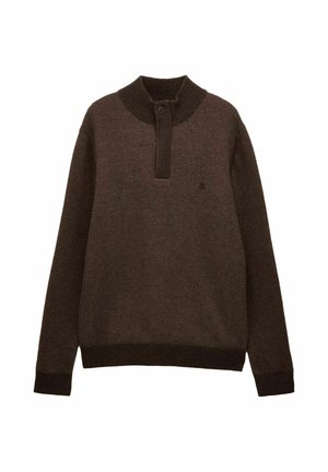 Tumši brūns adīts pulovers ar garām piedurknēm, ribotu apkakli, aprocēm un apakšmalu, kā arī pogātu pusplakatu pie kakla.