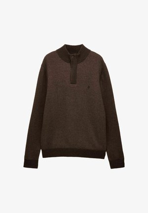 Tumši brūns adīts pulovers ar garām piedurknēm, ribotu apkakli, aprocēm un apakšmalu, kā arī pogātu pusplakatu pie kakla.