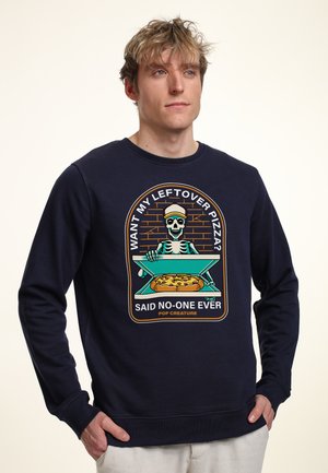 Mørkeblå sweatshirt med grafik af et skelet med en pizzaboks, tekst der lyder "Vil du have mine rester af pizza?" og "Sagde ingen nogensinde."