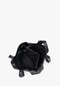 Zwarte leren tote bag met een gestructureerde afwerking, voorzien van meerdere binnencompartimenten, waaronder ritszakken en open secties.