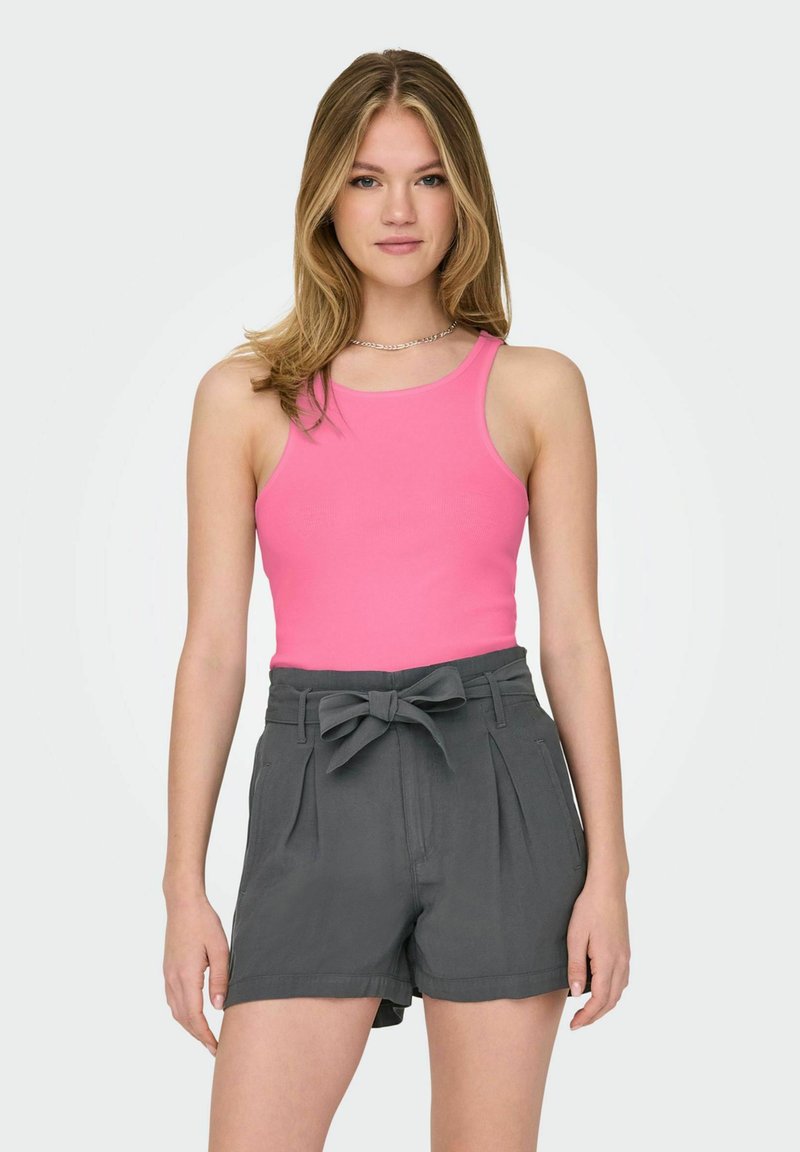 Top rosa de tirantes combinado con pantalones cortos grises de cintura alta que presentan un detalle de lazo y dos bolsillos laterales. Textura de tela suave.