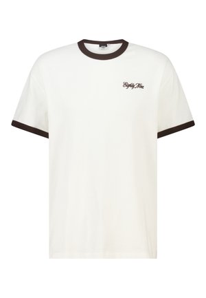 Witte T-shirt met korte mouwen met zwarte bies bij de kraag en manchetten, met kleine tekst "Eighty Nine" op de linkerborst.