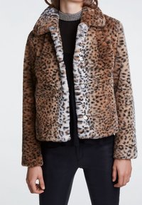 Veste en fausse fourrure à imprimé léopard avec col, fermeture par boutons, et intérieur gris contrastant. Texture douce, coupe cintrée, longueur courte.