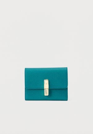 Türkizkék, texturált bőr pénztárca, téglalap alakú fedelezettel és fényes arany csattal, egyszerű fehér háttér előtt.