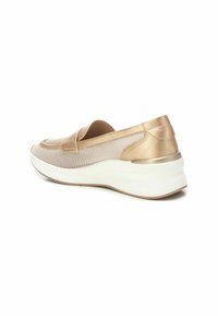 Zapato deslizante metálico dorado con paneles de malla, punta redondeada y suela blanca acolchada. Presenta un diseño minimalista y una textura suave.