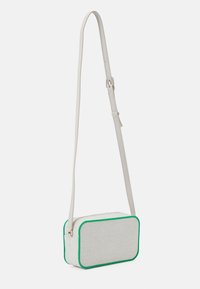 Borsa a tracolla rettangolare in tessuto bianco testurizzato con bordo verde. Caratterizzata da una cerniera superiore e una tracolla regolabile.