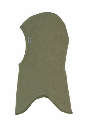 Blød olivengrøn balaclava-style strikhue med rund top og forlænget nakkedækning, med et lille stofmærke på siden.