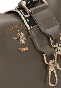 Borsa sintetica grigia con logo U.S. Polo Assn. color oro, tracolla regolabile con motivo geometrico e accessori in metallo lucido.