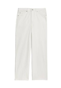 Jean en denim blanc avec une coupe droite, présentant des poches avant et des accents de boutons en métal. Texture lisse avec des détails de couture minimaux.