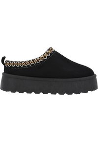 Svarta slip-on skor med en strukturerad yta, som har en tjock svart gummisula och en dekorativ vävd kant i guld och vitt vid öppningen.