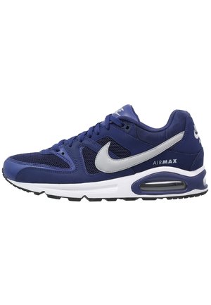 Tmavě modrá teniska Nike Air Max s bílou podrážkou, viditelnou vzduchovou vložkou, síťovanými panely a stříbrným logem Nike na boku.