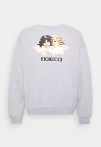 Sudadera gris con un gráfico frontal de dos figuras angelicales con alas. "Fiorucci" impreso debajo en texto negro en negrita. Material suave, corte relajado.