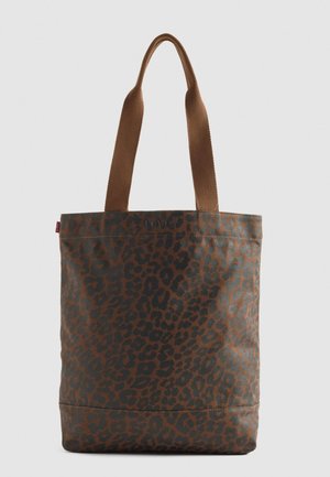 Tote torba z leopardjim vzorcem v rjavi in črni barvi, s širokimi rjavimi ročaji in diskretnim logotipom Levi's na zgornjem središču spredaj.