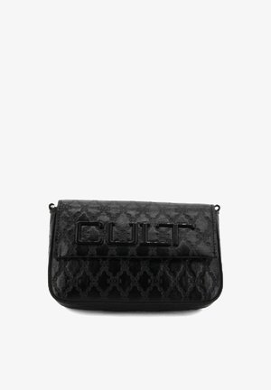 Borsa a spalla in pelle nera con motivo testurizzato e logo lucido "CULT" sulla pattina. Forma rettangolare compatta con chiusura a zip e tracolla removibile.