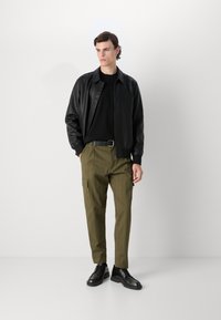 BOSS PERIN - Kapsáče - open green