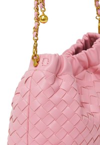 Borsa in pelle rosa con una texture intrecciata, caratterizzata da un'apertura arricciata e una tracolla in catena dorata con un accento rotondo dorato.