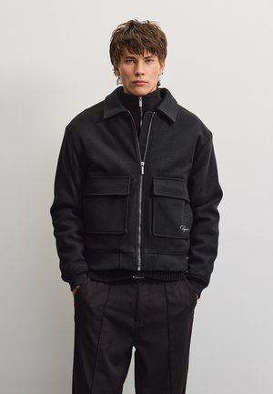 Pegador, Яке бомбър - black