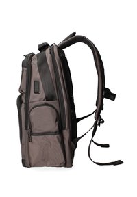 Zaino grigio con numerosi scomparti con cerniera, spallacci imbottiti e una superficie esterna testurizzata. Realizzato con materiale sintetico resistente.