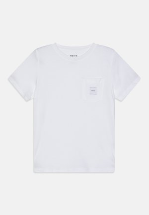 T-shirt bianca a maniche corte in cotone con scollo rotondo e una piccola tasca sul petto con un'etichetta con motivo. Design e texture semplici.