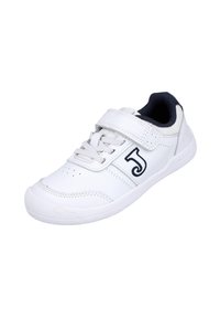Zapatilla deportiva blanca con parte superior de cuero suave, que presenta una correa de velcro y cordones, detalles en color marino, puntera perforada y suela resistente.