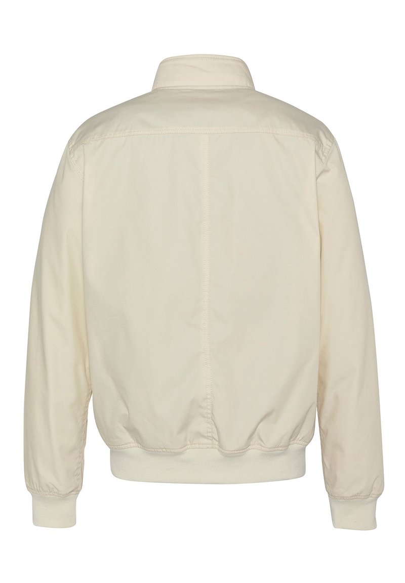 Veste bomber beige avec un col structuré, des poignets et un ourlet côtelés, et une texture lisse et mate. Présente un design simple et épuré sans embellissements.