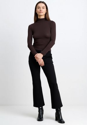 - Spodnie materiałowe