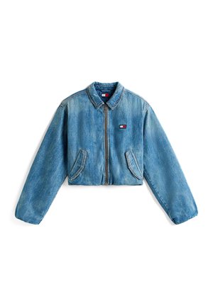 Giacca di jeans corta in azzurro chiaro, con maniche lunghe, cerniera frontale, due tasche laterali e un piccolo logo sul petto sinistro.