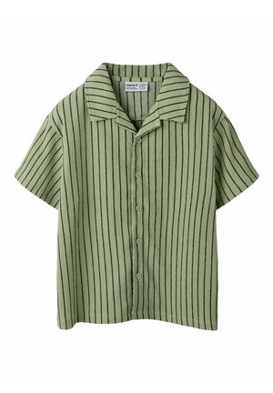 Kortermet skjorte med knapper, med vertikale svarte striper på lys grønt teksturert stoff og en brettet krage.