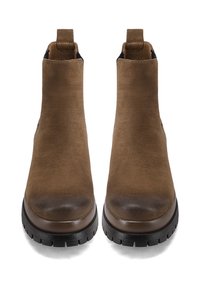 Stivaletti in suede marrone con punta tonda, pannelli elastici laterali e suola in gomma nera texturizzata. Presentano un leggero gradiente nella punta.