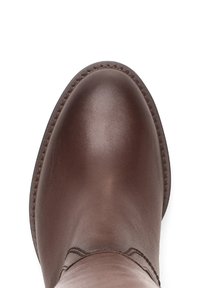 Botte en cuir marron avec une texture lisse, bout arrondi et coutures visibles le long du bord. Pas d'ornements ni de motifs.