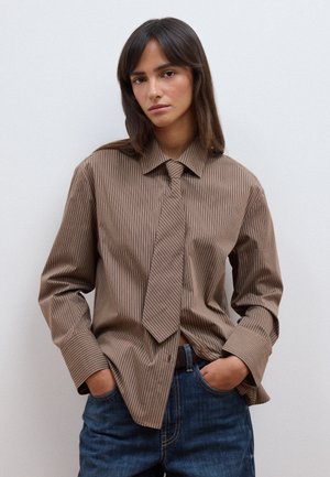 Les Copains, STRIPED SHIRT WITH MATCHING TIE - Blusa - white brown