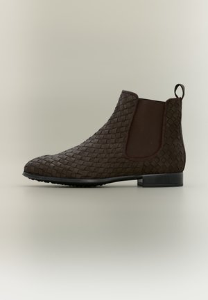 Brauner gewebter Leder Chelsea-Stiefel mit elastischen seitlichen Einsätzen und einer Zuglasche hinten, flache schwarze Sohle und niedriger Absatz.