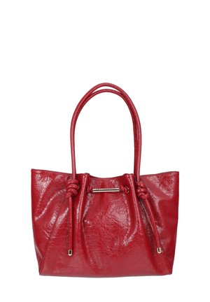 Bolso de mano de cuero texturizado rojo con doble asa y detalles decorativos de cordón anudado en la parte delantera.