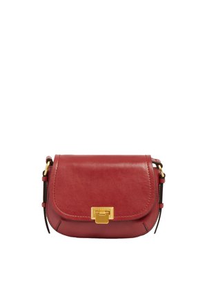 Piccola borsa a tracolla in pelle rossa con fibbia quadrata dorata e tracolle laterali regolabili su sfondo bianco.
