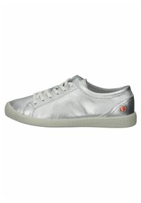 Zapatillas de cuero plateado con cordones blancos, punta redondeada y suela texturizada. Cuenta con un pequeño logotipo naranja en el costado.