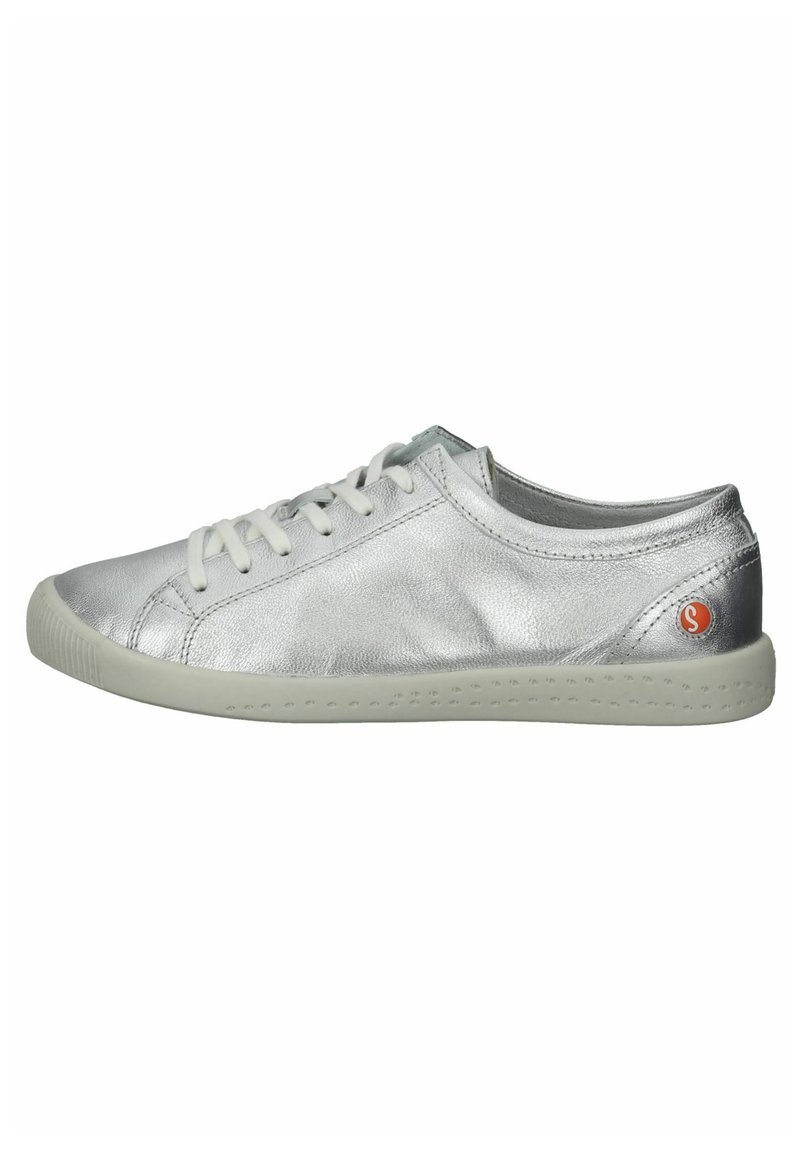 Zapatillas de cuero plateado con cordones blancos, punta redondeada y suela texturizada. Cuenta con un pequeño logotipo naranja en el costado.