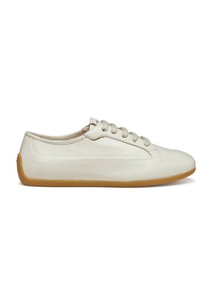Sneaker in pelle off-white a basso taglio con lacci beige e suola in gomma marrone chiaro, vista laterale su sfondo bianco.