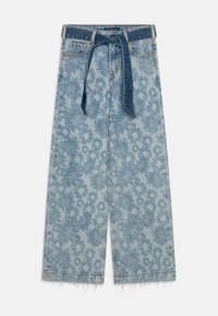 Pantalones de mezclilla de pierna ancha en azul claro con un patrón floral, una cintura ceñida en azul oscuro con cinturón, y dobladillos deshilachados para añadir textura.