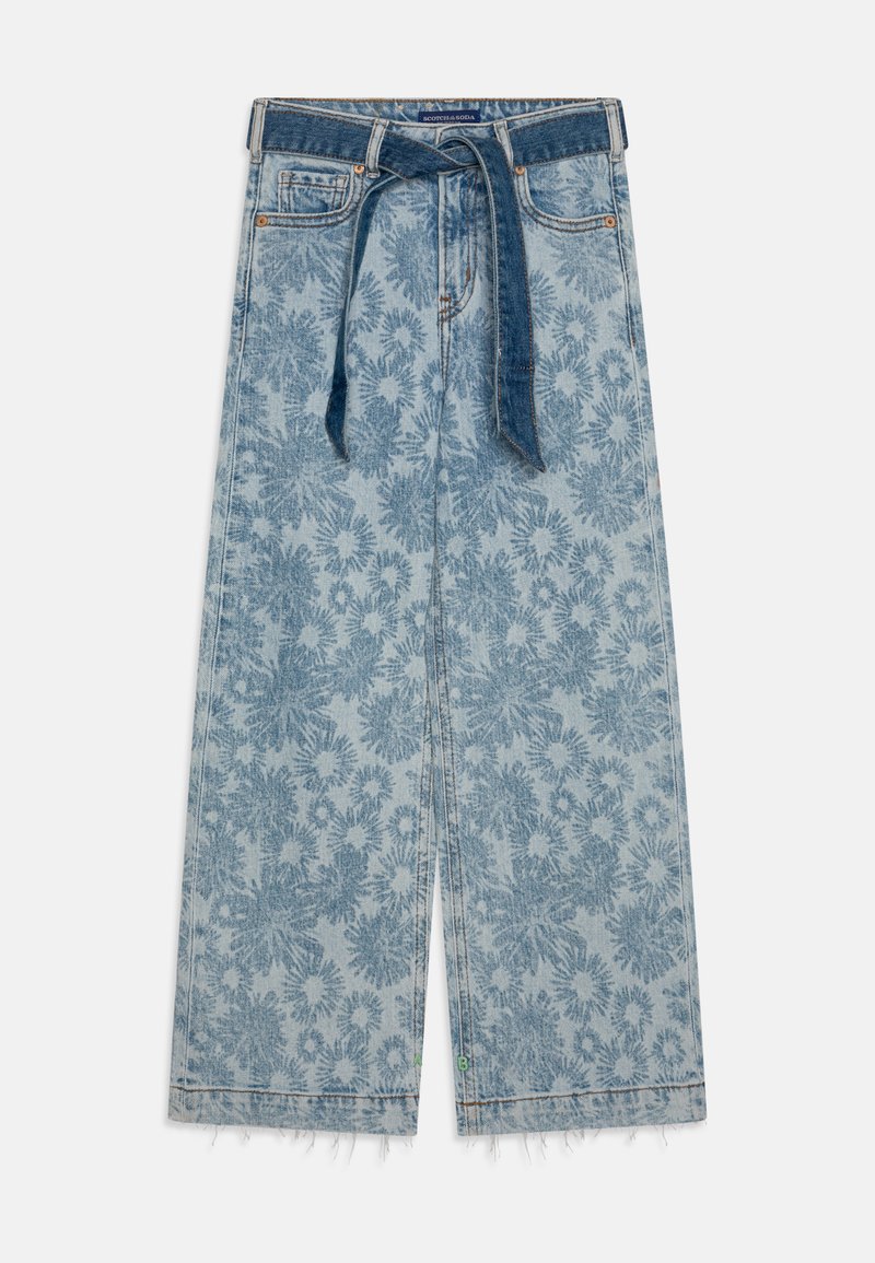 Pantalones de mezclilla de pierna ancha en azul claro con un patrón floral, una cintura ceñida en azul oscuro con cinturón, y dobladillos deshilachados para añadir textura.
