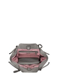 Sac à main en cuir gris avec ouverture supérieure montrant l'intérieur en tissu rose et plusieurs compartiments zippés à l'intérieur.