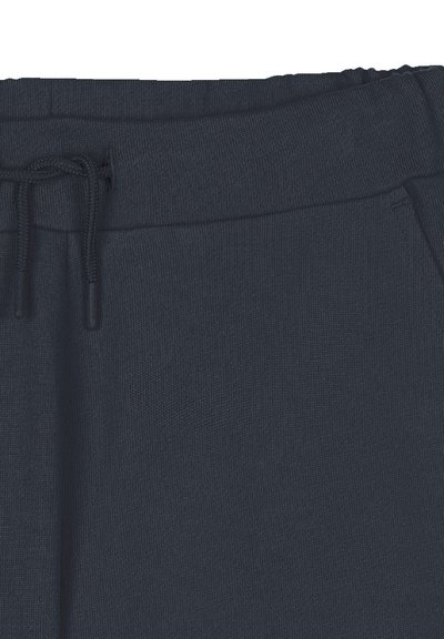 Donkergrijze joggingbroek van gebreid materiaal, met een elastische tailleband en trekkoord, en een subtiele textuur over het hele oppervlak.