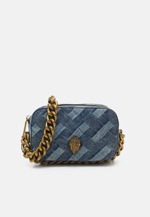 Prostokątna niebieska torba typu crossbody z denimu z przeplatanym wzorem, złotym zamkiem błyskawicznym, ozdobnym złotym emblematem dłoni i masywnym złotym łańcuszkiem jako paskiem.
