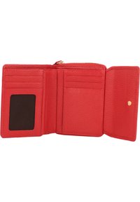Portafoglio in pelle rossa con finitura testurizzata, dotato di più scomparti per carte, uno scomparto trasparente per l'ID e un comparto con zip per le monete.
