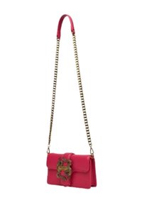 Borsa a tracolla in pelle rosa con una catena dorata, caratterizzata da un dettaglio hardware decorativo sulla patta anteriore e una forma rettangolare strutturata.
