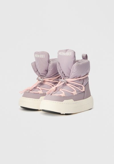 Botas de tornozelo estilo puffer roxas com atacadores cor-de-rosa, sola chunky branca e logótipo "MOON BOOT" nos punhos almofadados. Parte superior texturizada com detalhes em costura.