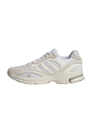 Weiß-beiger Adidas Laufschuh mit Mesh-Obermaterial, Schnürverschluss, gebrandeten Streifen und gepolsterter Sohle, Seitenansicht.