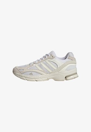 Zapatilla de running Adidas blanca y beige con parte superior de malla, cierre de cordones, rayas de marca y suela acolchada mostrada en perfil lateral.