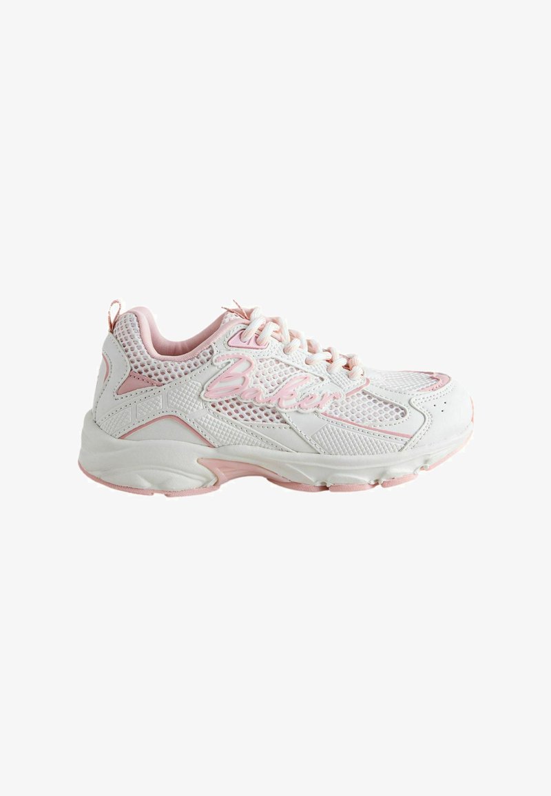 Sneaker sportiva in mesh bianco e rosa chiaro con lacci e logo "Baker" sul lato, mostrata in una vista laterale destra.