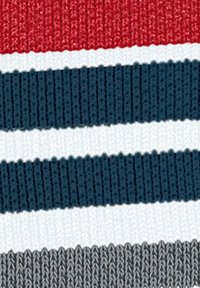 Tissu tricoté présentant des rayures horizontales en rouge, bleu marine, blanc et gris. Chaque rayure a une texture côtelée et des largeurs variables.